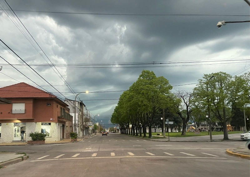 Rige una alerta amarilla por fuertes vientos para la Ciudad